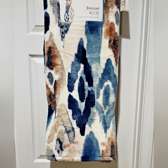 EZRA Oversized Throw - 60" x 70" - Blue/Taupe/Cream - Picture 2 of 6